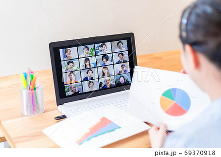 オンライン会議に参加する若い女性社員 69370918