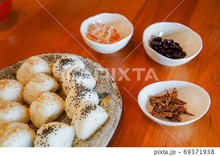 手作りのおにぎり 69371938