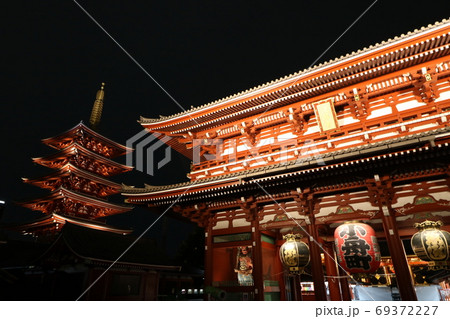 夜のライトアップされた浅草寺 夜のライトアップされた浅草寺 69372227