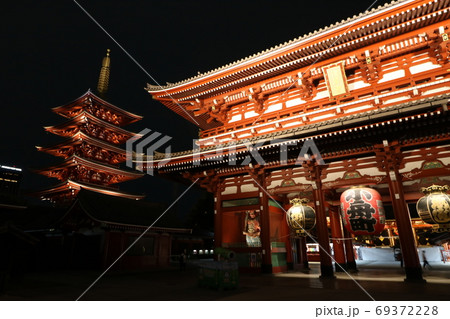 夜のライトアップされた浅草寺 69372228