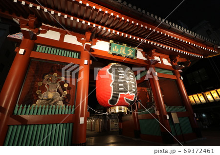 夜のライトアップされた浅草寺の新しく交換された雷門の提灯 69372461