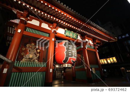 夜のライトアップされた浅草寺の新しく交換された雷門の提灯 69372462