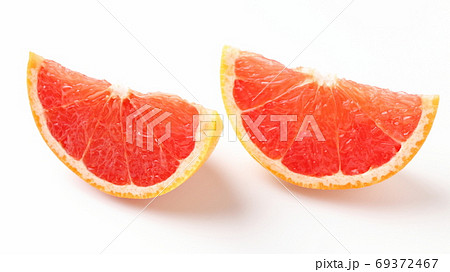 南アフリカ産グレープフルーツ（ルビー）の断面　白バック　白背景 69372467