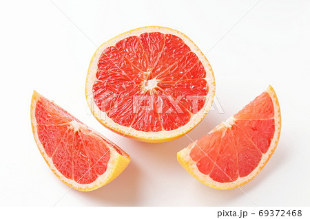 南アフリカ産グレープフルーツ（ルビー）の断面　白バック　白背景 69372468
