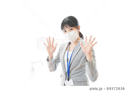 アルコール消毒液を使う若いビジネスパーソン アルコール消毒液を使う若いビジネスパーソン 69372636