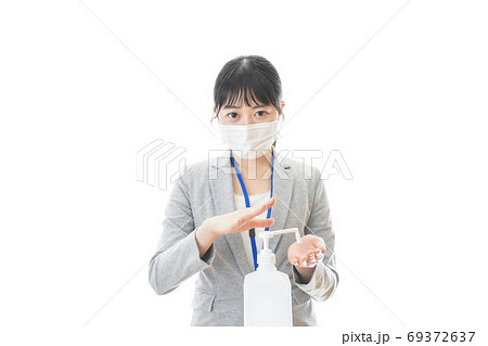 アルコール消毒液を使う若いビジネスパーソン 69372637