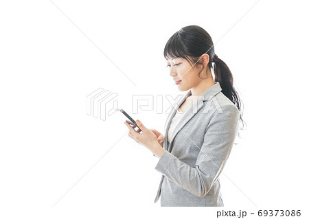 スマホアプリを使う笑顔のビジネスウーマン 69373086