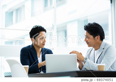 会議をする男性会社員 会議をする男性会社員 69374051