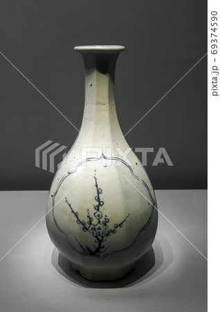 アンティーク 展示 白磁 69374590