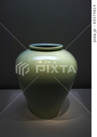 アンティーク 展示 青磁 69374814