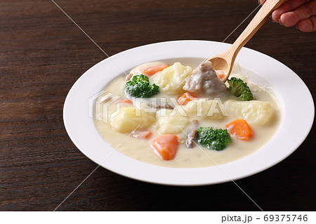 シチューを食べる シチューを食べる 69375746