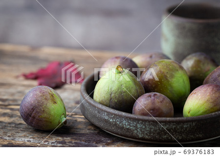 Fresh ripe figs 69376183