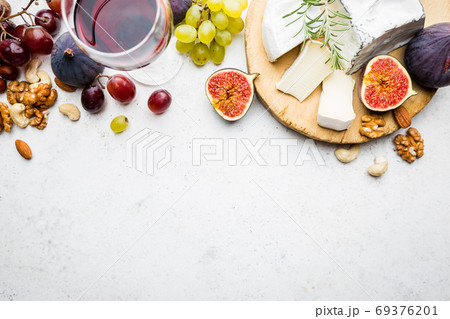 cheese with fresh figs 69376201