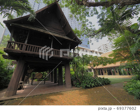 タイ・バンコク 木々に囲まれた都会のオアシス 緑地・庭園 69377602