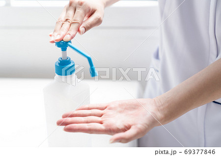 看護師の手指消毒イメージ 69377846