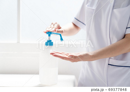 看護師の手指消毒イメージ 69377848
