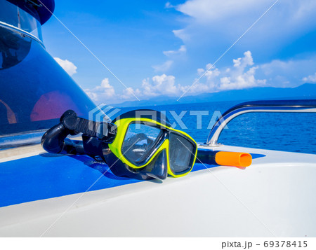 Snorkel on speed boat with blue sky background, Enjoy snorkeling Tour on your holidays Snorkel on speed boat with blue sky background, Enjoy snorkeling Tour on your holidays 69378415