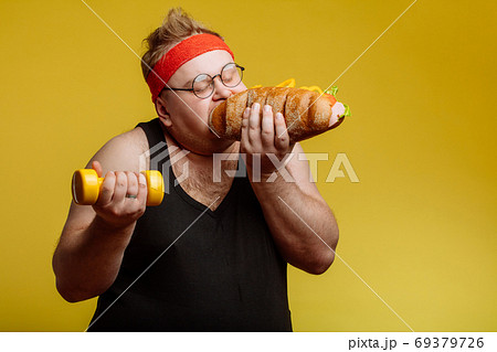 fat man eating fast food hamberger 69379726