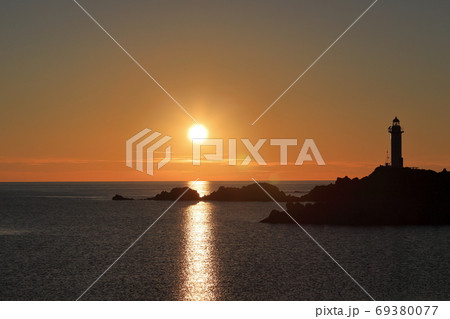 鼠ヶ関灯台と夕日 69380077