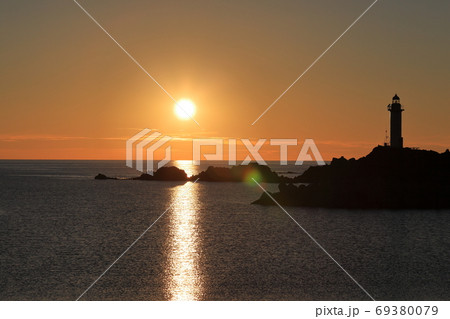 鼠ヶ関灯台と夕日 69380079