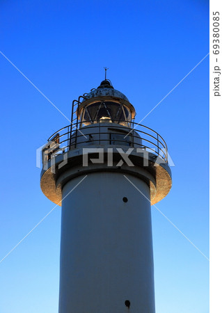 鼠ヶ関灯台と夕日 69380085