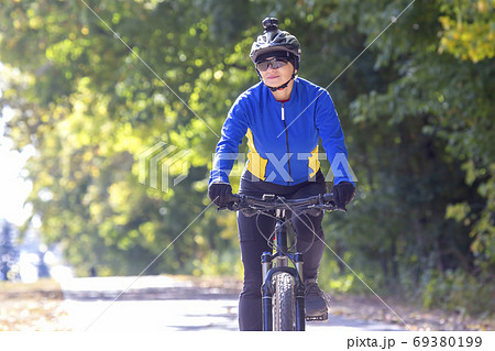 Beautiful girl cyclist rides a bicycle. Healthy lifestyle and sp 69380199