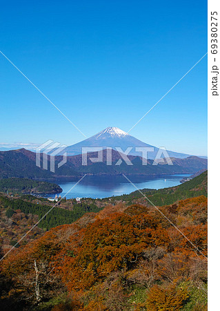 神奈川県/ 大観山展望台付近から見る秋の芦ノ湖と富士山 神奈川県/ 大観山展望台付近から見る秋の芦ノ湖と富士山 69380275
