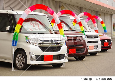 販売店に並ぶ車　中古車イメージ 69380300