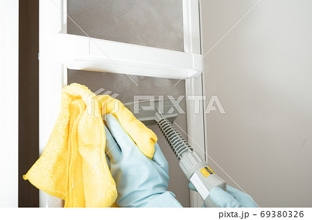 スチームクリーナーでお風呂扉クリーニング 69380326