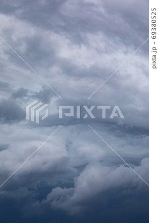 台風が近づく空 69380525