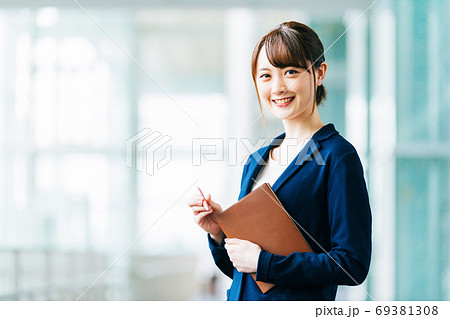 ビジネス　女性　20代 69381308