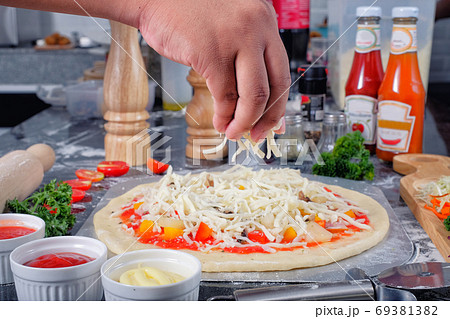 Close-up of chef preparing a pizza in a kitchen 69381382