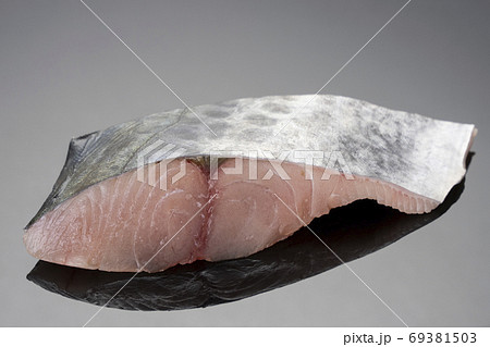 新鮮なさわらの切り身 フレッシュフード 一切れ 新鮮なさわらの切り身 フレッシュフード 一切れ 69381503