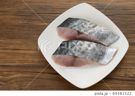 国産鮮魚のさわらの切り身　　二切れ 69381522