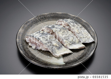 素材のうまみが出てうまい！　さわらの切り身の塩麹漬け　三切れ 69381535