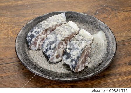 素材のうまみが出てうまい！　さわらの切り身の塩麹漬け　三切れ 69381555