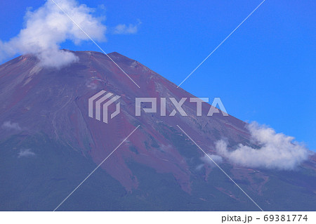 晩夏の赤富士　山中湖より望む富士山 69381774