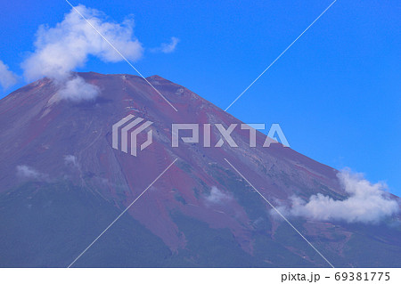 晩夏の赤富士　山中湖より望む富士山 69381775