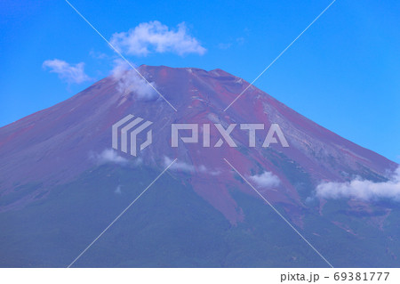 晩夏の赤富士　山中湖より望む富士山 69381777