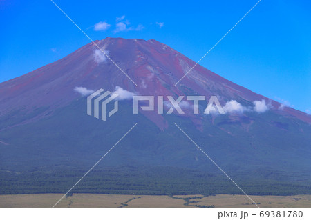 晩夏の赤富士　山中湖より望む富士山 69381780