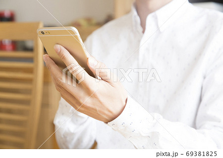 スマホを見る男性 スマホを見る男性 69381825