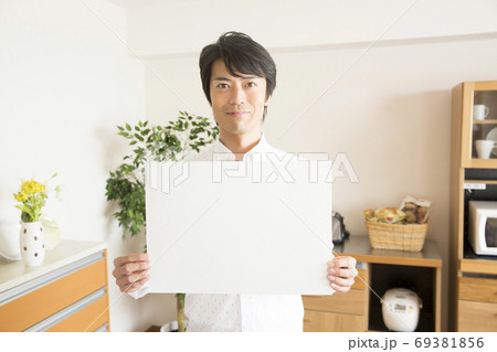 メッセージボードを持つ男性 69381856