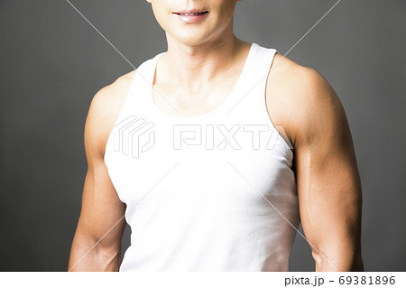 マッチョな男性 69381896