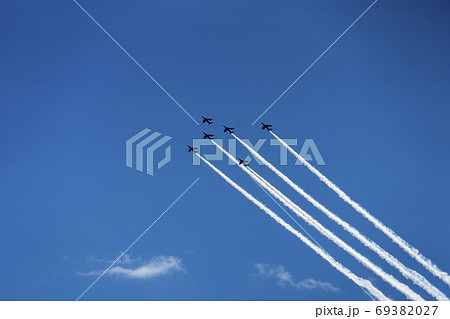 ジェット機の編隊飛行 69382027