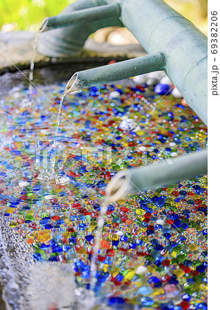 岡寺 ビー玉手水と初秋の花々の写真素材 6936