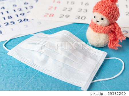 マスクで冬の感染対策　インフルエンザ予防　新型コロナウイルス対策　同時流行　健康管理 69382290