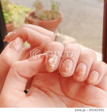 鏡に反射したおしゃれネイル 69382992