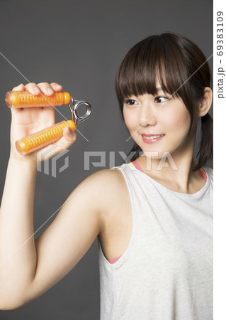 ハンドグリップで鍛える女性 69383109