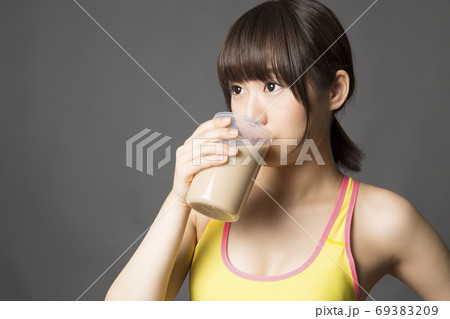 プロテインを飲む女性 69383209