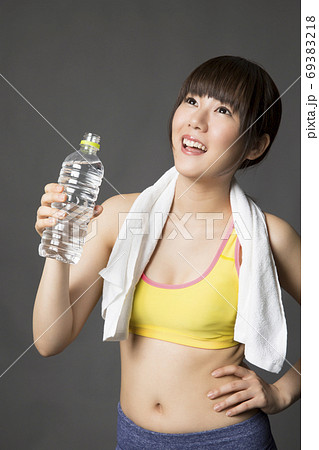 水を飲む女性 69383218